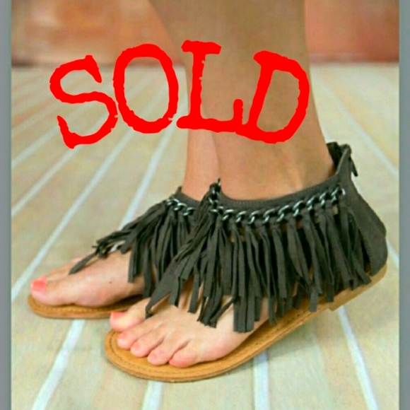 BOUTIQUE Shoes - 1SZ 7 LEFT ✴GRAY FRINGE SANDALS ✴-📦NIB📦